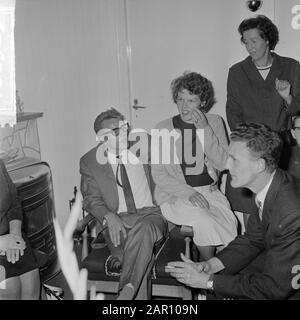 Jan Janssen (campione del mondo) nella città natale Ossendrecht, affollato nella sua casa Data: 7 settembre 1964 Località: Ossendrecht Foto Stock