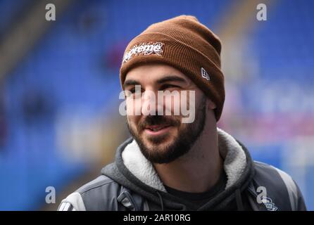 Madejski Stadium, Reading, Berkshire, Regno Unito. 25th Gen 2020. Calcio inglese fa Cup, Lettura contro Cardiff City; Callum Paterson di Cardiff City prima del calcio d'inizio - Solo Per uso strettamente editoriale. Nessun utilizzo con audio, video, dati, elenchi di fixture, logo club/campionato o servizi "live" non autorizzati. Uso on-line in-match limitato a 120 immagini, senza emulazione video. Nessun utilizzo nelle scommesse, nei giochi o nelle singole pubblicazioni club/campionato/giocatore credito: Action Plus Sports/Alamy Live News Foto Stock