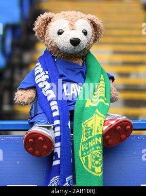 Madejski Stadium, Reading, Berkshire, Regno Unito. 25th Gen 2020. English fa Cup Football, Reading vs Cardiff City; un fan di Cardiff City mascotte - Rigorosamente editoriale Solo Uso. Nessun utilizzo con audio, video, dati, elenchi di fixture, logo club/campionato o servizi "live" non autorizzati. Uso on-line in-match limitato a 120 immagini, senza emulazione video. Nessun utilizzo nelle scommesse, nei giochi o nelle singole pubblicazioni club/campionato/giocatore credito: Action Plus Sports/Alamy Live News Foto Stock