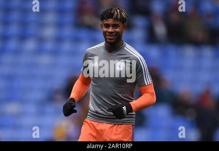 Madejski Stadium, Reading, Berkshire, Regno Unito. 25th Gen 2020. Calcio inglese fa Cup, Lettura contro Cardiff City; Leandro Bacuna di Cardiff City si scalda - Rigorosamente solo uso editoriale. Nessun utilizzo con audio, video, dati, elenchi di fixture, logo club/campionato o servizi "live" non autorizzati. Uso on-line in-match limitato a 120 immagini, senza emulazione video. Nessun utilizzo nelle scommesse, nei giochi o nelle singole pubblicazioni club/campionato/giocatore credito: Action Plus Sports/Alamy Live News Foto Stock