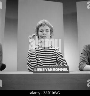 Nuovi relatori del programma TV Rooster proposto agli spettatori, Lieke van Bommel Data: 2 ottobre 1964 Parole Chiave: Ritratti, program makers, programmi televisivi Nome personale: Bommel, Lieke van Foto Stock