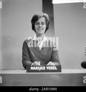 Nuovi relatori del programma TV Rooster proposto agli spettatori, Marijke Verèl Data: 2 ottobre 1964 Parole Chiave: Ritratti, program maker, programmi televisivi Nome personale: Verèl, Marijke Foto Stock