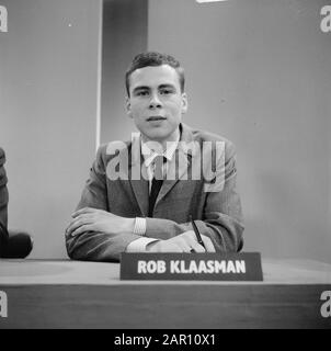 Nuovi relatori del programma TV Rooster proposto agli spettatori, Rob Klaasman Data: 2 ottobre 1964 Parole Chiave: Ritratti, program makers, programmi televisivi Nome personale: Klaasman, Rob Foto Stock