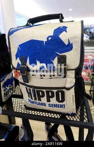 Hippo Brand di Vava Zero Rifiuti (Thailandia) sacchetti di cemento riciclato. Foto Stock