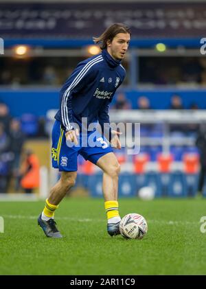 Birmingham, Regno Unito. 25th gennaio 2020; St Andrews Stadium, Coventry, West Midlands, Inghilterra; English fa Cup Football, Coventry City / Birmingham City; Ivan Sunjic di Birmingham City che si riscalda con la palla ai suoi piedi - Solo Per uso strettamente editoriale. Nessun utilizzo con audio, video, dati, elenchi di fixture, logo club/campionato o servizi "live" non autorizzati. Uso on-line in-match limitato a 120 immagini, senza emulazione video. Non utilizzare in scommesse, giochi o singole pubblicazioni club/campionato/giocatore Foto Stock