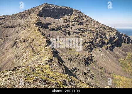 Noth cresta est di ben Più (Munro 966M) dalla cima cairn di A'Chioch, Isola di Mull. Foto Stock