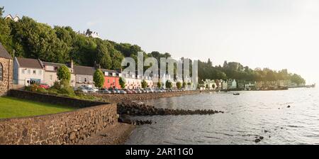 Misty mattina estate, lungomare, Tobermory, Isola di Mull, si trova sulla costa orientale di Mishnish, la parte più settentrionale dell'isola Nel Sou Foto Stock