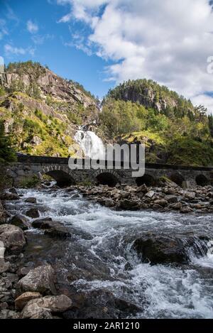 Låtefossen Vicino Odda, Norvegia Foto Stock