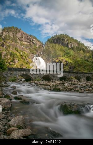 Låtefossen Vicino Odda, Norvegia Foto Stock