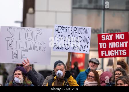 Victoria Circus, Southend on Sea, Essex, Regno Unito. 25 gennaio 2020. La filiale locale di Extinction Rebellion sta protestando contro l'aumento del rumore dei voli notturni dall'aeroporto Southend di Londra. Southend dispone di una quota di voli notturni a lungo termine che consente 120 voli notturni al mese, ma dall'arrivo di un deposito amazzonico all'aeroporto, questi movimenti sono stati per lo più gestiti da aerei Boeing 737 di grandi dimensioni, con un notevole aumento del rumore operativo che ha sconvolto alcune comunità locali Foto Stock