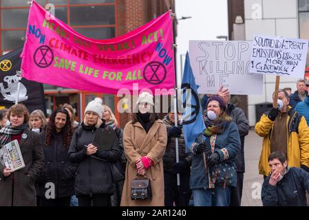 Victoria Circus, Southend on Sea, Essex, Regno Unito. 25 gennaio 2020. La filiale locale di Extinction Rebellion sta protestando contro l'aumento del rumore dei voli notturni dall'aeroporto Southend di Londra. Southend dispone di una quota di voli notturni a lungo termine che consente 120 voli notturni al mese, ma dall'arrivo di un deposito amazzonico all'aeroporto, questi movimenti sono stati per lo più gestiti da aerei Boeing 737 di grandi dimensioni, con un notevole aumento del rumore operativo che ha sconvolto alcune comunità locali Foto Stock