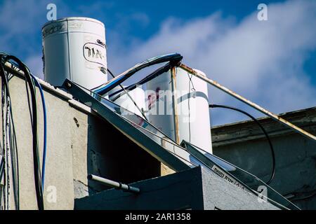 Tel Aviv Israel 23 gennaio 2020 Vista di un impianto di riscaldamento ad acqua solare sul tetto di un edificio di Tel Aviv nel pomeriggio Foto Stock