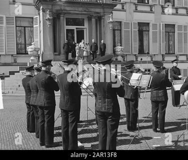 Corpo musicale del London Salvation Army, International Staff Band of the Salvation Army, dà alla regina Juliana un concerto a Soestdijk Data: 14 aprile 1949 luogo: Soestdijk Parole Chiave: Concerti, casa reale, musica Nome personale: Adams, B., Beatrix (queen Netherlands), Irene (princess Netherlands), Juliana (queen Netherlands) Foto Stock