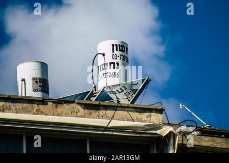 Tel Aviv Israel 23 gennaio 2020 Vista di un impianto di riscaldamento ad acqua solare sul tetto di un edificio di Tel Aviv nel pomeriggio Foto Stock