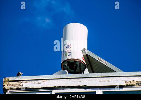 Tel Aviv Israel 23 gennaio 2020 Vista di un impianto di riscaldamento ad acqua solare sul tetto di un edificio di Tel Aviv nel pomeriggio Foto Stock