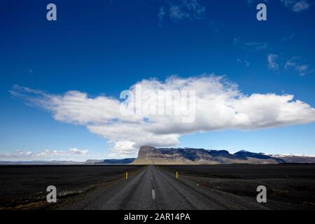 guidando lungo il hringvegur della circonvallazione attraverso la sabbia di skeidarsandur pianura e cenere appartamenti islanda meridionale Foto Stock