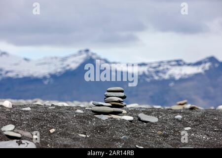 pietra cairn cumulo di roccia fatto dai turisti sulla spiaggia nera jokulsarlon islanda meridionale Foto Stock