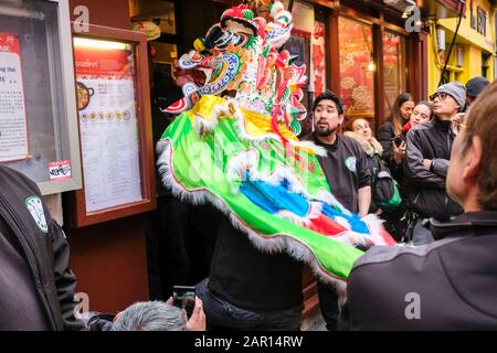 Chinatown, Londra, Regno Unito. 25th gennaio 2020. La tradizionale danza Lion nella Chinatown di Londra che celebra il Lunar New year of the Rat. Credito: Matthew Chantle/Alamy Live News Foto Stock