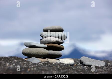 pietra cairn cumulo di roccia fatto dai turisti sulla spiaggia nera jokulsarlon islanda meridionale Foto Stock