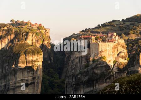 Meteora, Grecia. Sunrise presso i monasteri bizantini di Varlaam e grande Meteoron nelle rocce di Meteora in Kalambaka Foto Stock