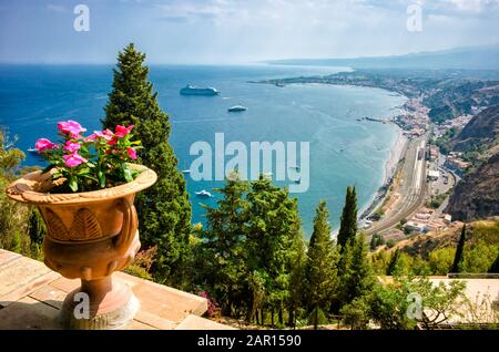 Veduta aerea da Taormina verso Naxos e l'Etna. La storica Taormina è una delle principali mete turistiche della Sicilia. Foto Stock