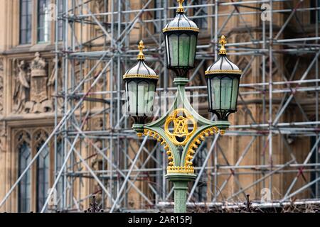 Lampade di strada sul Westminster Bridge, bloored Westminster Abbey sullo sfondo, Londra, UK - immagine Foto Stock