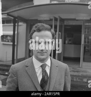 Regista francese Francois Truffaut per il cinema Cinétol, dove il suo film gioca [le Peau Douce?] durante il festival Nouvelle Vague Data: 15 marzo 1965 luogo: Amsterdam, Noord-Holland Parole Chiave: Cinema, film, ritratti, registi Nome personale: Cinetol, Truffaut, François Foto Stock