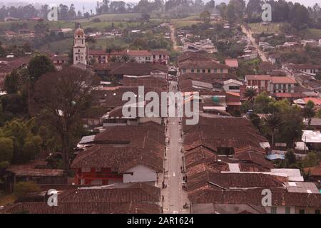 Vista aerea del piccolo andina villaggio contadino del Salento, nel caffè Quindio della regione, vicino a la Cocora parco naturale. Le montagne delle Ande. Colomb Foto Stock