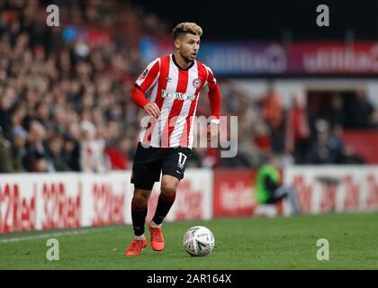 Griffin Park, Londra, Regno Unito. 25th Gen 2020. English Fa Cup Football, Brentford Fc Vs Leicester City; Emiliano Marcondes Di Brentford - Solo Per Uso Strettamente Editoriale. Nessun utilizzo con audio, video, dati, elenchi di fixture, logo club/campionato o servizi "live" non autorizzati. Uso on-line in-match limitato a 120 immagini, senza emulazione video. Nessun utilizzo nelle scommesse, nei giochi o nelle singole pubblicazioni club/campionato/giocatore credito: Action Plus Sports/Alamy Live News Foto Stock