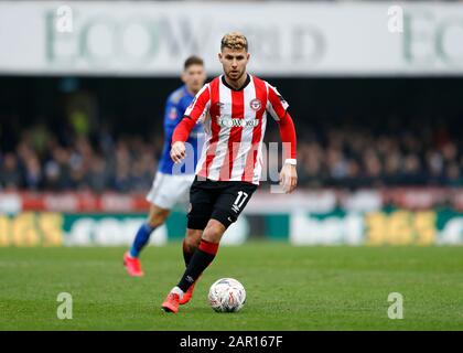 Griffin Park, Londra, Regno Unito. 25th Gen 2020. English Fa Cup Football, Brentford Fc Vs Leicester City; Emiliano Marcondes Di Brentford - Solo Per Uso Strettamente Editoriale. Nessun utilizzo con audio, video, dati, elenchi di fixture, logo club/campionato o servizi "live" non autorizzati. Uso on-line in-match limitato a 120 immagini, senza emulazione video. Nessun utilizzo nelle scommesse, nei giochi o nelle singole pubblicazioni club/campionato/giocatore credito: Action Plus Sports/Alamy Live News Foto Stock