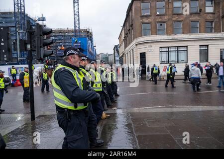 Glasgow, Scozia, Regno Unito. 25th gennaio 2020. Sanguinosa domenica memoriale marzo attraverso le strade di Glasgow con una forte presenza della polizia e proteste da parte dei fedeli. Credito: Skully/Alamy Live News Foto Stock