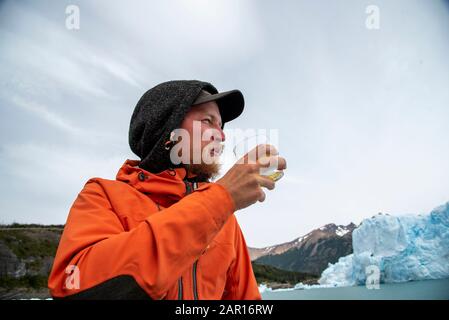 Bevendo Whiskey con ghiaccio del ghiacciaio al ghiacciaio Perito Moreno, El Calafate, Argentina Foto Stock