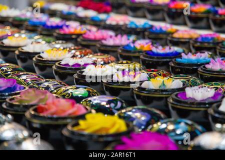 Thailandia saponi di fiori scolpiti a mano in scatole dipinte, motivi floreali, Chiang mai Domenica notte mercato, Foto Stock