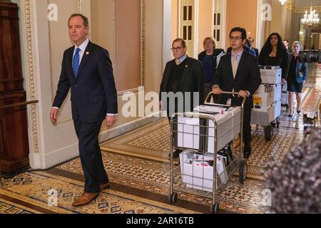 Washington DC, Stati Uniti. 25th gennaio 2020. Washington, Stati Uniti. 25th Gen 2020. Il manager Dell’Impeachment della Casa democratica porta avanti e consegna i documenti alle pagine del Senato prima della prosecuzione del processo Di Impeachment contro il presidente Trump al Campidoglio degli Stati Uniti a Washington, DC sabato 25 gennaio 2020. Trump si trova di fronte a due articoli di impeachment: Abuso di potere e ostruzione del congresso. Foto di Ken Cedeno/UPI Credit: UPI/Alamy Live News Credit: UPI/Alamy Live News Foto Stock