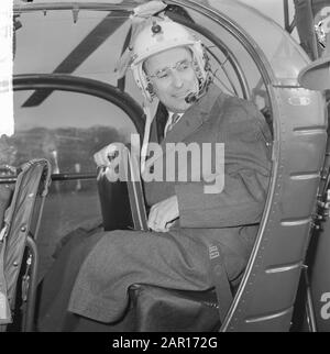 Volare formateur mr. CAL con elicottero a Palazzo Soestdijk, signor. CAL con casco e borsa Data: 9 aprile 1965 Parole Chiave: Formateurs, elicotteri Nome personale: CAL, Jo Foto Stock