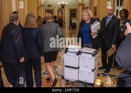 Washington DC, Stati Uniti. 25th gennaio 2020. Washington, Stati Uniti. 25th Gen 2020. I documenti del manager Dell’Impeachment della Casa democratica vengono inviati al Senato prima della prosecuzione del processo Di Impeachment contro il presidente Trump al Campidoglio degli Stati Uniti a Washington, DC sabato 25 gennaio 2020. Trump si trova di fronte a due articoli di impeachment: Abuso di potere e ostruzione del congresso. Foto di Ken Cedeno/UPI Credit: UPI/Alamy Live News Credit: UPI/Alamy Live News Foto Stock