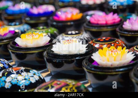 Thailandia saponi di fiori scolpiti a mano in scatole dipinte, motivi floreali, Chiang mai Domenica notte mercato, Foto Stock