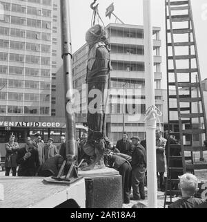 Il monumento di resistenza chiamato Resistenza Ininterrotta, è collocato sul suo piedistallo al Westersingel in Rotterdam Annotation: La statua è un progetto di Hubert C.M. van Lith Data: 28 aprile 1965 Location: Rotterdam, Zuid-Holland Keywords: Monumenti di guerra, resistenza Foto Stock