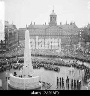 Commemorazione dei morti, due minuti di silenzio sulla diga di Amsterdam Data: 4 maggio 1965 luogo: Amsterdam, Noord-Holland Parole Chiave: Commemorazioni Foto Stock