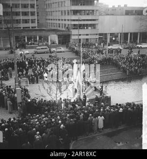 Prins Bernhard ha rivelato il monumento resistenza Resistenza Ininterrotta Al Westersingel in Rotterdam Annotation: The statue is a design by Hubert C.M. van Lith Date: 11 May 1965 Location: Rotterdam, Zuid-Holland Keywords: Rivelazioni, monumenti di guerra, resistenza Foto Stock