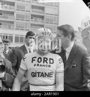 Tour dei Paesi Bassi 1965 Tour dei Paesi Bassi, inizia ad Amstelveen, Jacques Anquetil insieme a Peter Post, con in background Anton Geesink Data: 12 maggio 1965 Località: Amstelveen, Noord-Holland Parole Chiave: Giri, ciclismo Nome personale: Anquetil, Jacques, Geesink, Anton, Post, Peter Foto Stock