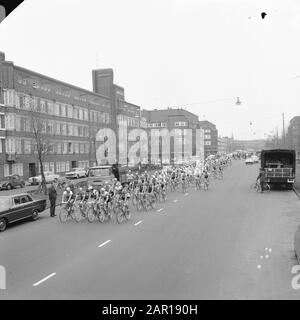 Tour dei Paesi Bassi, partenza da Amstelveen, piloti al Insulindeweg di Amsterdam Data: 12 maggio 1965 Località: Amstelveen, Amsterdam, Noord-Holland Parole Chiave: Inizio, giri, ciclismo Foto Stock