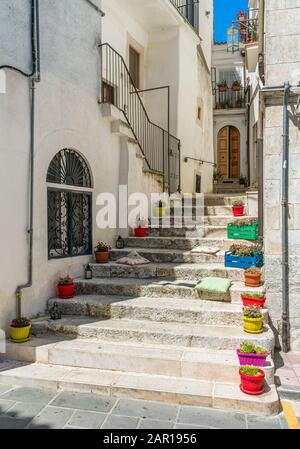 Vista panoramica di Monte Sant'Angelo, antico borgo della provincia di Foggia, Puglia Puglia (Italia). Foto Stock