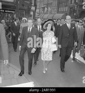 Princess Margaret and Lord Snowdon shopping a Leidsestraat, mentre shopping Data: 14 maggio 1965 Parole Chiave: Negozi Nome personale: Margaret, Principessa di Gran Bretagna, Snowdon Lord Foto Stock