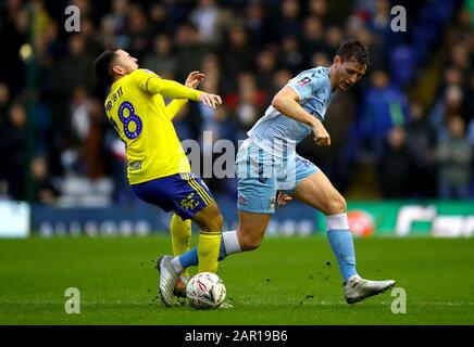 Kerim Mrabti (a sinistra) e Dominic Hyam della città di Coventry combattono per la palla durante la quarta partita della fa Cup al St Andrew's Trilione Trophy Stadium di Birmingham. Foto Stock