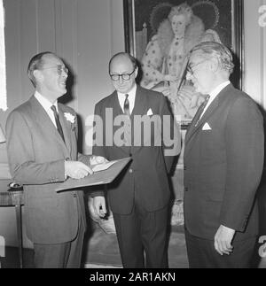 Principe Bernhard maresciallo onorario dell'aria RAF, v.l.n.r. Principe Bernhard, Sir Peter Garran e Lord Shackleton (Ministro della Difesa) Data: 21 dicembre 1964 Parole Chiave: Ministri Nome personale: Bernhard (Prince Netherlands), Garran, Peter, Shackleton, lord Institution Nome: RAF Foto Stock