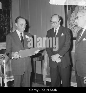 Principe Bernhard maresciallo onorario dell'aria RAF, v.l.n.r. Principe Bernhard, Sir Peter Garran e Lord Shackleton (Ministro della Difesa) Data: 21 dicembre 1964 Parole Chiave: Ministri Nome personale: Bernhard (Prince Netherlands), Garran, Peter, Shackleton, lord Institution Nome: RAF Foto Stock