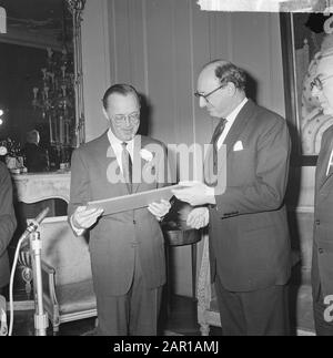 Principe Bernhard maresciallo d'aria onorario RAF, ambasciatore britannico Sir Peter Garran ha consegnato al principe Bernhard il certificato Data: 21 dicembre 1964 Parole Chiave: Ambasciatori, certificati, consegne Nome personale: Bernhard (Prince Netherlands), Garran, Peter Institution nome: RAF Foto Stock