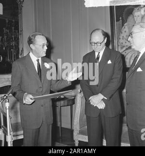 Principe Bernhard maresciallo onorario dell'aria RAF, v.l.n.r. Principe Bernhard, Sir Peter Garran e Lord Shackleton (Ministro della Difesa) Data: 21 dicembre 1964 Parole Chiave: Ministri Nome personale: Bernhard (Prince Netherlands), Garran, Peter, Shackleton, lord Institution Nome: RAF Foto Stock