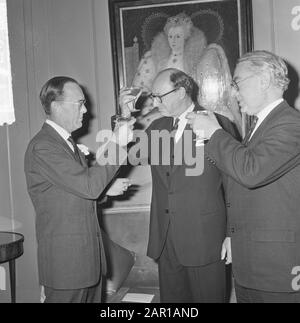 Principe Bernhard maresciallo onorario dell'aria RAF, v.l.n.r. Principe Bernhard, Sir Peter Garran e Lord Shackleton (Ministro della Difesa) Data: 21 dicembre 1964 Parole Chiave: Ministri Nome personale: Bernhard (Prince Netherlands), Garran, Peter, Shackleton, lord Institution Nome: RAF Foto Stock